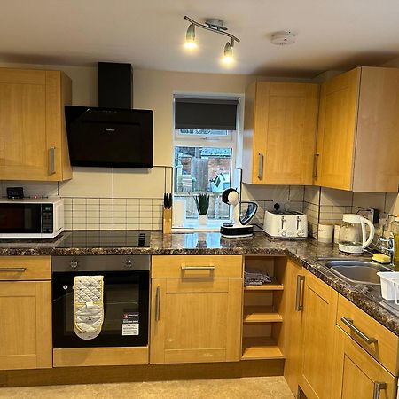 Orange Lilly In Stroud With Free Parking Apartment Exterior photo