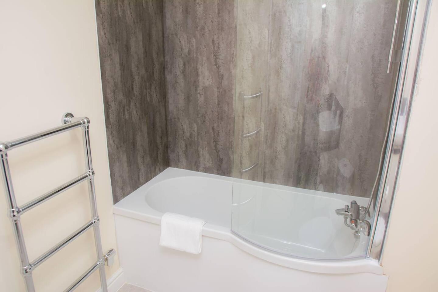 Orange Lilly In Stroud With Free Parking Apartment Exterior photo