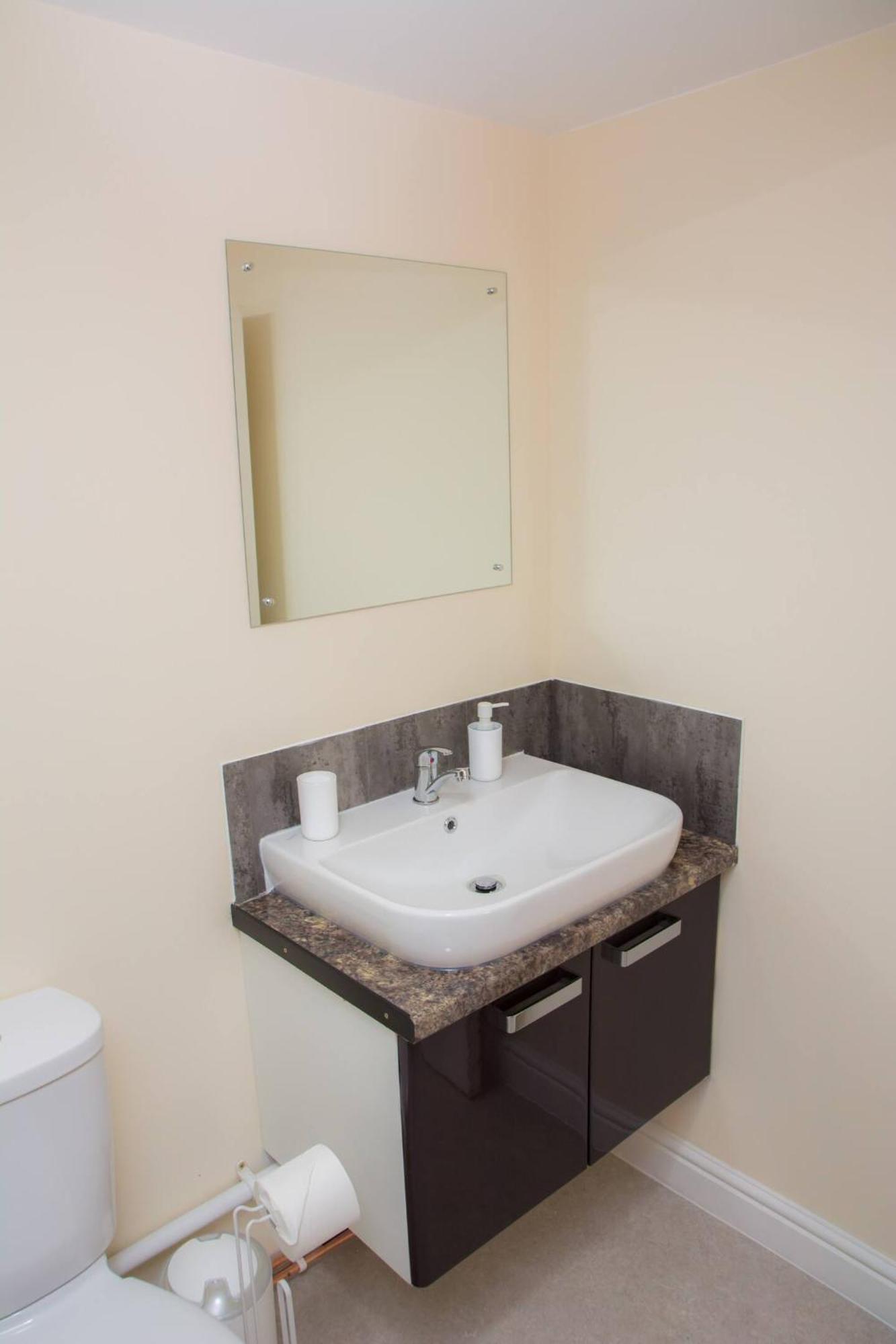 Orange Lilly In Stroud With Free Parking Apartment Exterior photo