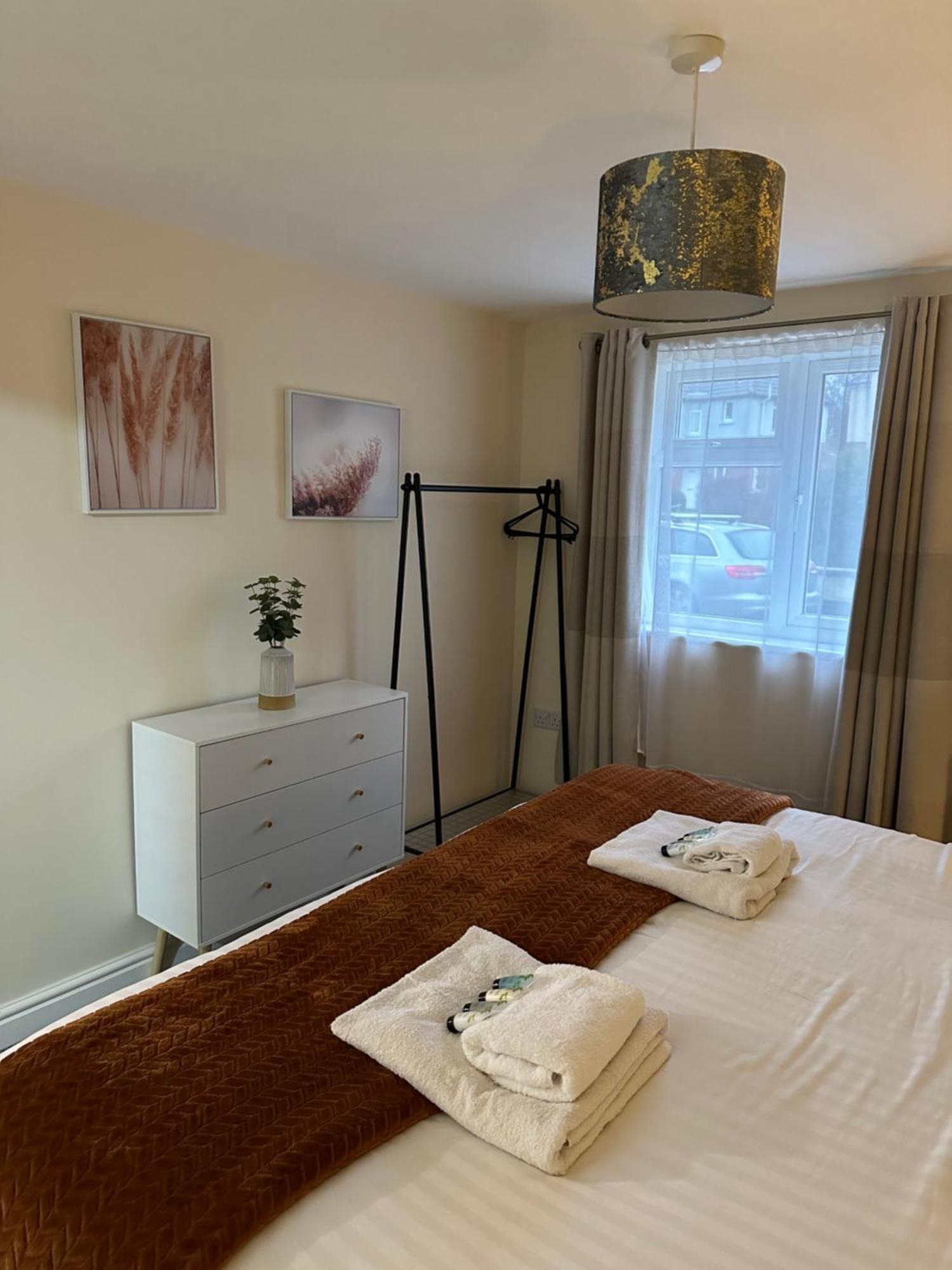 Orange Lilly In Stroud With Free Parking Apartment Exterior photo