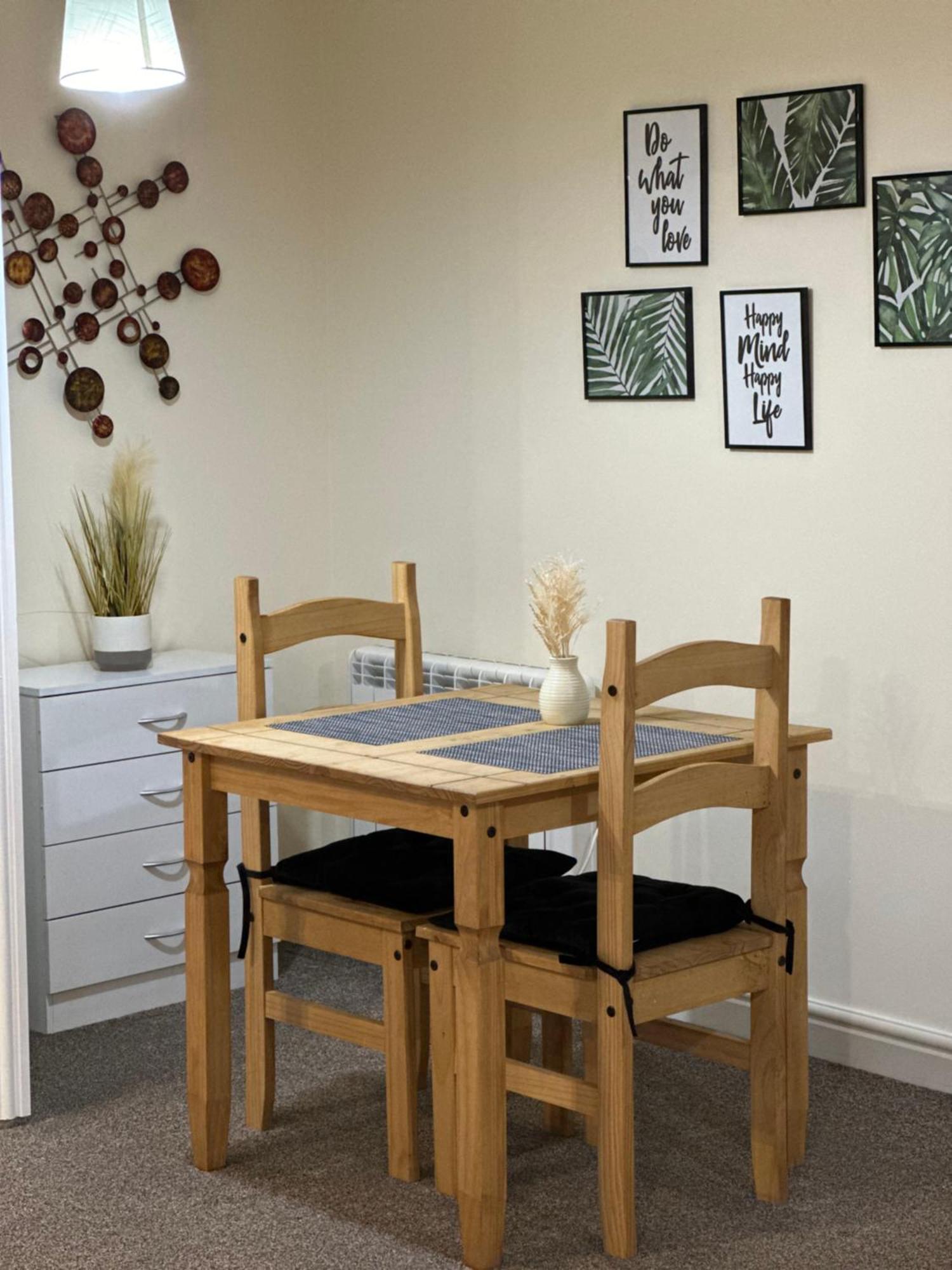 Orange Lilly In Stroud With Free Parking Apartment Exterior photo