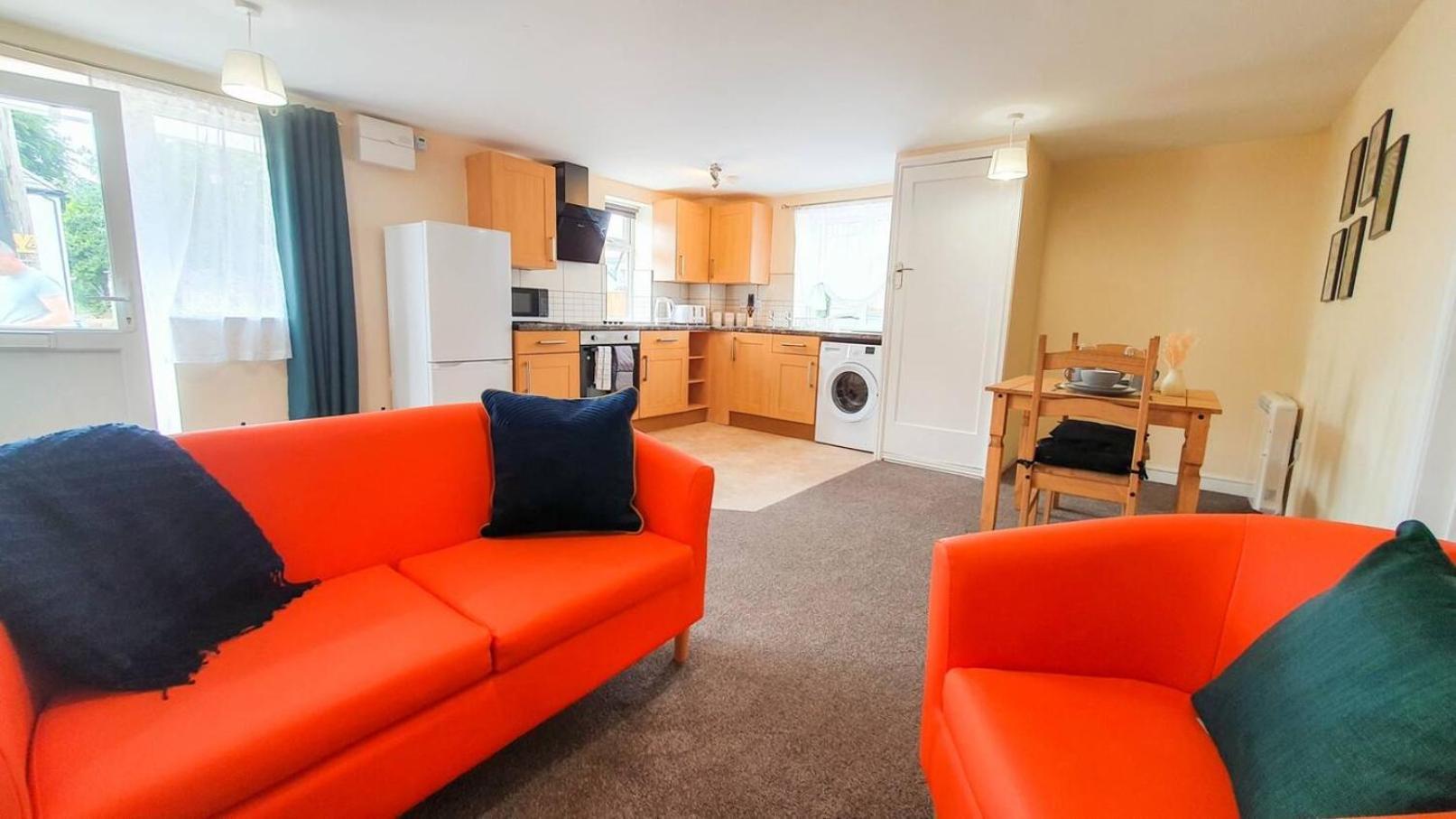 Orange Lilly In Stroud With Free Parking Apartment Exterior photo